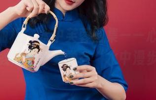 Ligui丽柜 - 水中芙蓉图集——心心的自由泳教练说，要学会“水中漫步”！