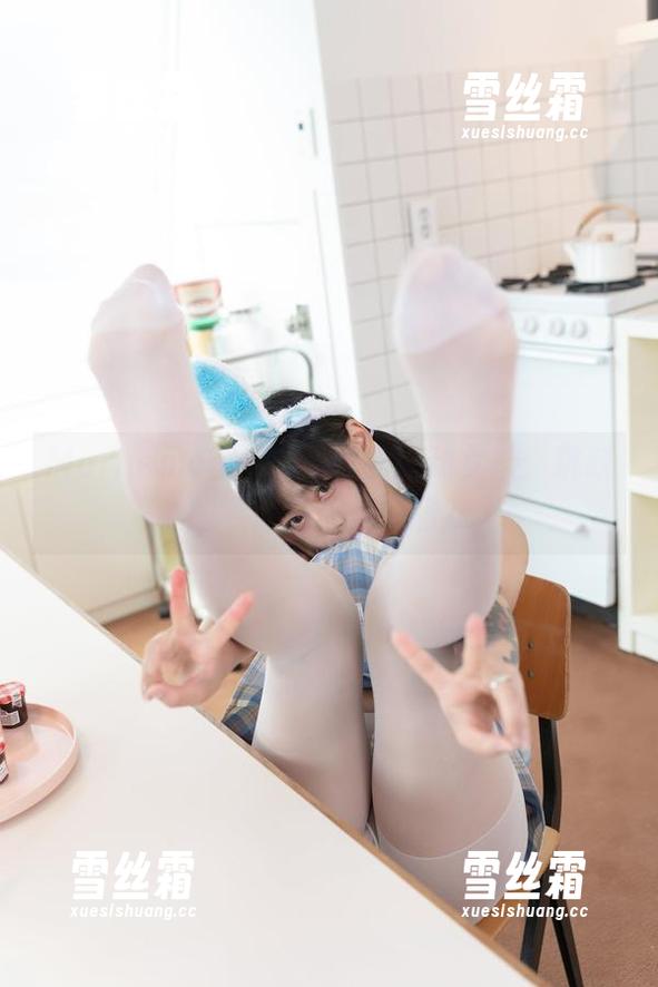 Maruemon(마루에몽)的运动女孩：跳跃的姿态在图库中撒欢