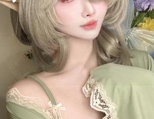 在Rioko凉凉子的私房间，女仆的气息悄然流动，细腻而别致