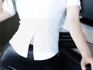 Xiuren秀人网 - 黄婧GIGI的红裙，在线求解穿搭灵感，高清美图全在这里。