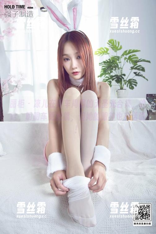 丽柜 - 凉儿在香车周围的无圣光合集，哈哈，明明车更抢镜，但她的眼神也有话说！