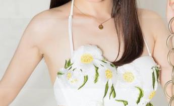 克拉女神 - 姜璐的白裙写真照，让我思考穿白裙外出是不是已经过时？来聊聊下载体验吧。