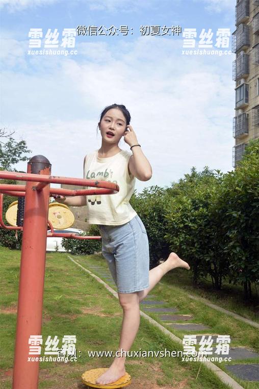 初夏女神-依依 初夏女神 - 依依的黑色魅惑:小黑皮鞋与连衣裙的终极搭配图集精选