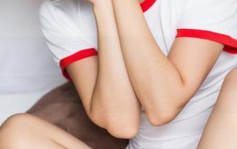 头条女神 - 一张原图，校园里的参数化美学，张梓柔真会挑场景。