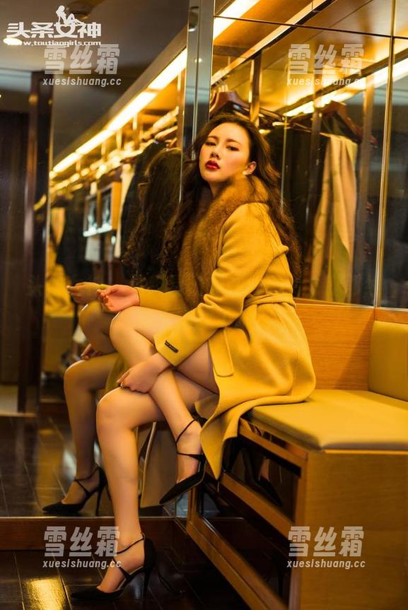 头条女神-易阳 头条女神 - 这组易阳的在线图片,腿部线条太销魂了吧?