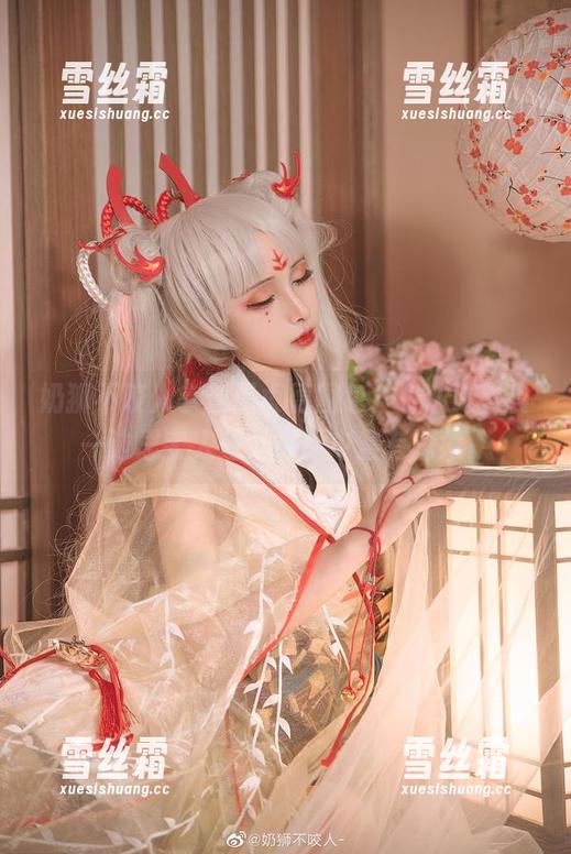 奶狮不咬人 奶狮不咬人拿着黑贞德图包,一边吃零食一边思考人生,静谧中富有深意。