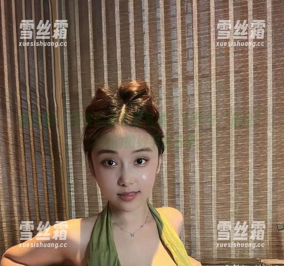 奶雯 微密圈 - 奶雯的办公室写真,工作与“放松”之间的微妙平衡分享