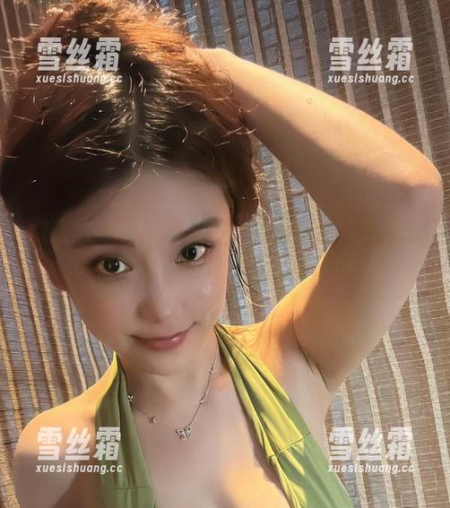 奶雯 微密圈 - 奶雯又来了,快来看这款墨绿内裤的最新图包,花里胡哨的