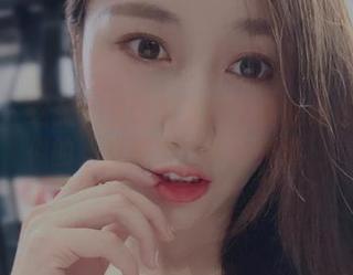 微密圈 - 这张小玉吃果冻的原图就像在喝牛奶似的，真想独占那份光滑！