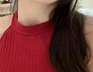 微密圈 - 小玉吃果冻在穿网袜，图片里的姿势略显挑逗，原图却是如此自然，不禁让我脑海里画面闪现。