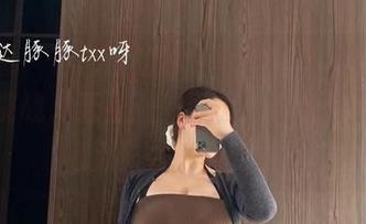 微密圈 - 小芯酱的紫色写真，每一张都像是在挑战“无圣光”界限，原来用心拍摄比什么都重要。