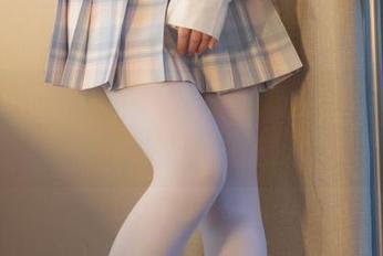 又是少女秩序的私拍新图，白丝T恤有些出乎意料的好搭配