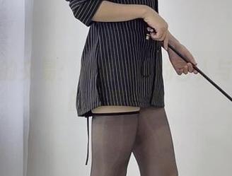草地上的交易：抖娘利世的艺人与投资人的写真合集