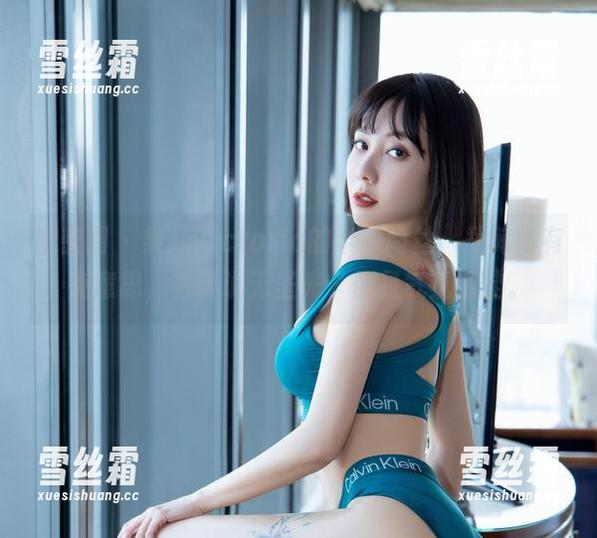 果儿Victoria 微密圈 - 果儿Victoria的半腿肉丝,裁剪得有点意思,非要说无圣光,倒是气氛颇佳。