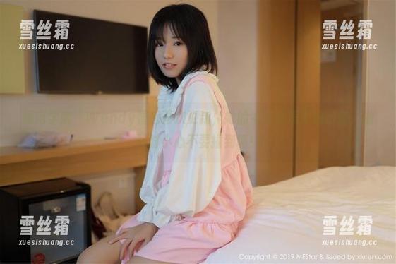 模范学院-Wendy智秀 模范学院 - Wendy智秀再次更新,她的牛仔裤照灵魂出窍,拍照时小心不要撞到墙!