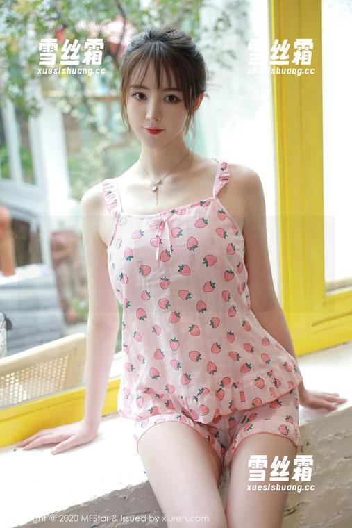 模范学院-蒋小静Jessica 模范学院 - 图包里的蒋小静Jessica,连体衣穿得好像在跳舞,完全不懂她为啥要这么走位。