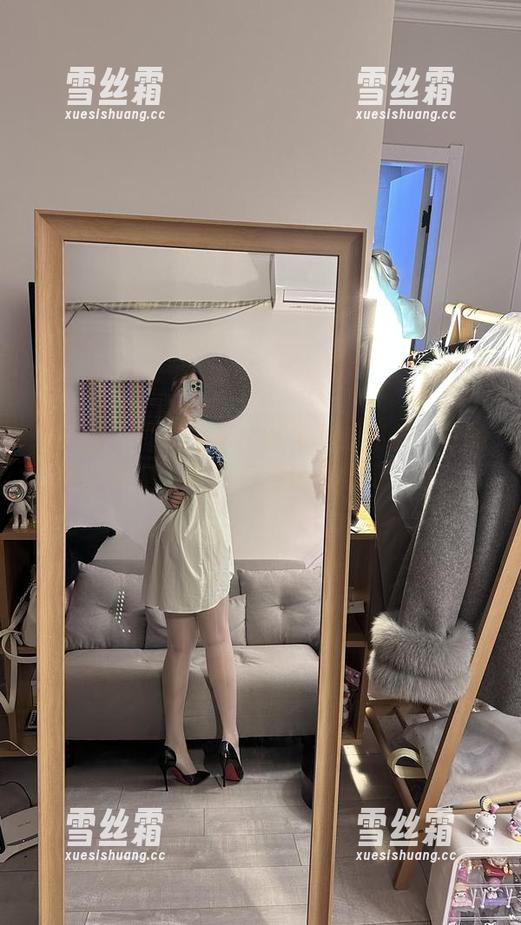 玫桃泡芙 微密圈 - 图片分享:从未见过如此巧妙的黑丝长腿,玫桃泡芙也太会玩了吧。