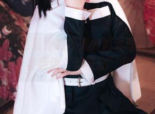 来看看，白莉爱吃巧克力的爱蜜莉雅，放弃光环，直接用“无圣光”帅气征服。