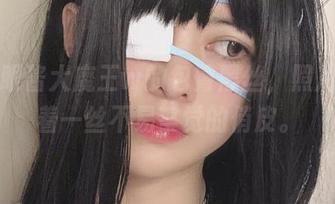 这是眼酱大魔王w的包臀黑丝，照片中透着一丝不易察觉的俏皮。