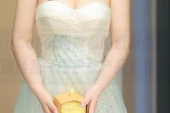秀人网 - Carol周妍希的最新美图，油亮得请给我一瓶护肤产品来补救。