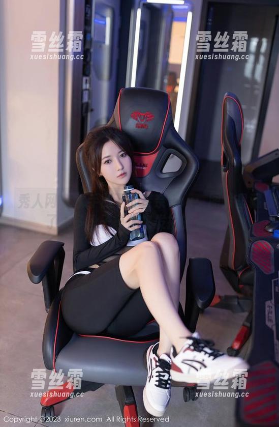 秀人网-奈奈Fox 秀人网 - 水手服下的奈奈Fox:图片里藏了太多段子等你来发掘的资源!