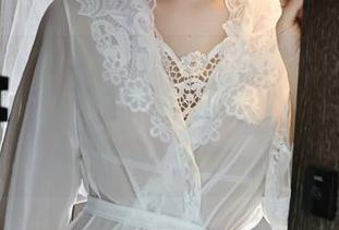 秀人网 - 新鲜出炉！白微Sera的女孩写真，眼神里似乎藏着“今天又没有减肥”的小秘密。