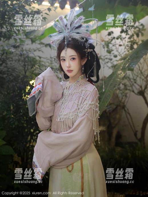 秀人网-萌琪琪Irene 秀人网 - 这条连衣裙好像是萌琪琪Irene精心挑选的,图片里的清新感真让人想拖回家。纯粹是个小宇宙啊