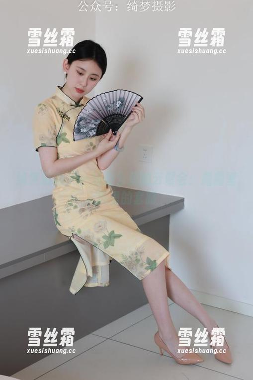 绮梦摄影-露露 绮梦摄影 - 一场办公室的云聚会:露露壁纸里的套路