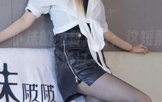袜啵啵 - 小沫的免费写真：这短黑丝服都快要活过来了！