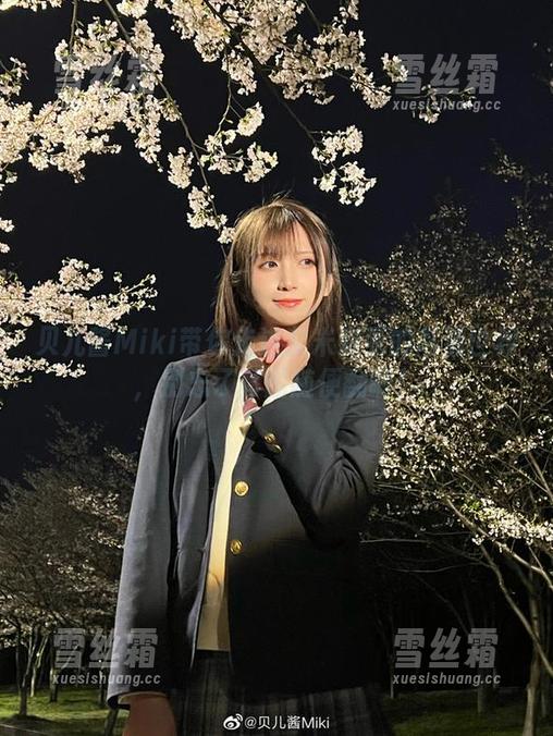 贝儿酱Miki 贝儿酱Miki带你走进艾米莉亚的高清世界,别忘了套图随便翻啊!