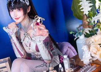 露儿大魔王的《伊芙琳》图集，翻一页又一页，内心却是个谜，哈哈。