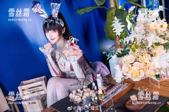 露儿大魔王 露儿大魔王的《伊芙琳》图集,翻一页又一页,内心却是个谜,哈哈。
